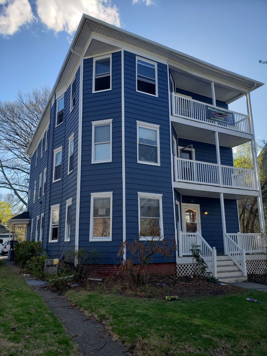 77 Downing Street MaxMia Properties Worcester MA Student Apartment